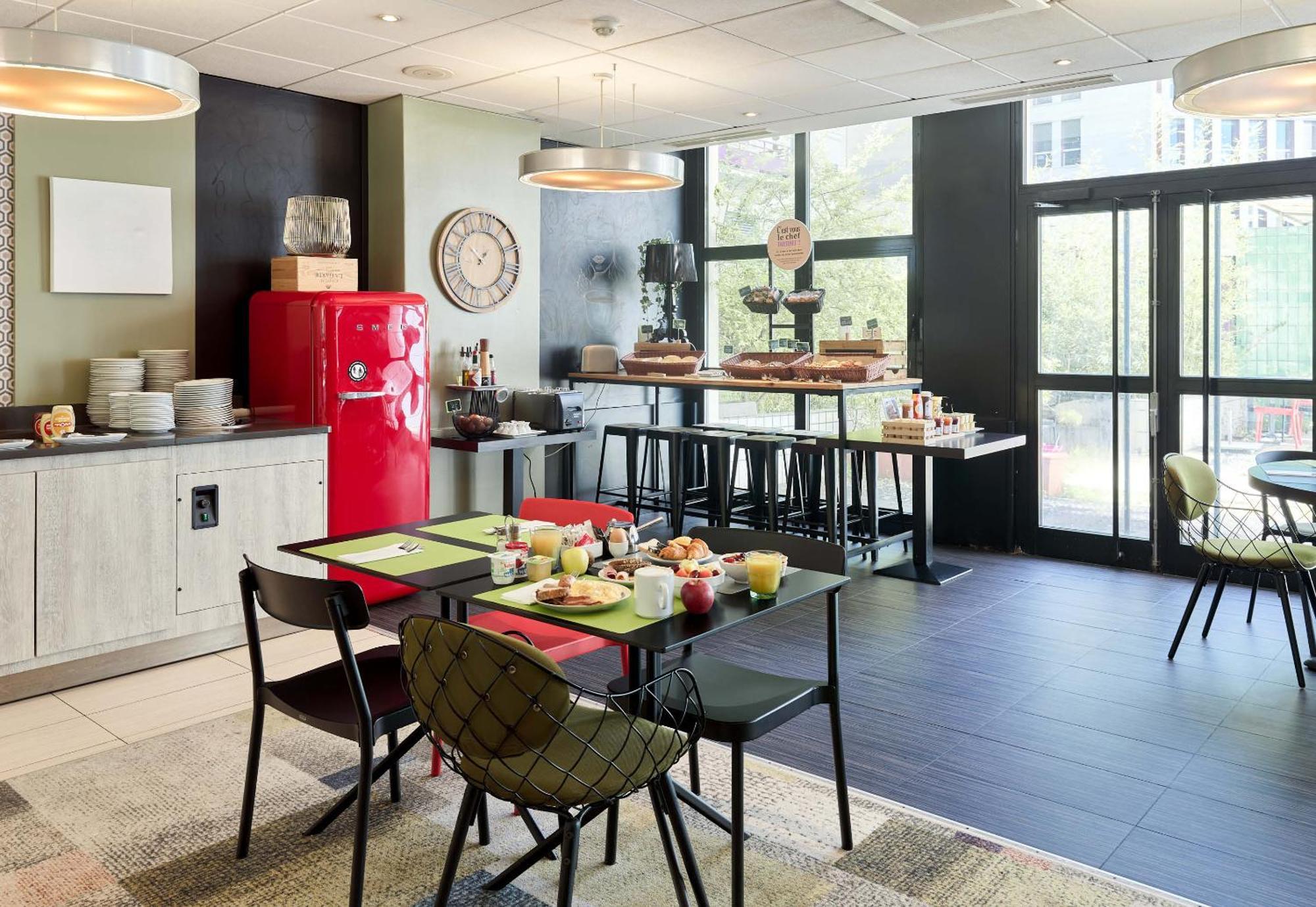 B&B Hotel Saint-Quentin-En-Yvelines Centre Gare 4 Etoiles Монтіньї-ле-Бретонне Екстер'єр фото