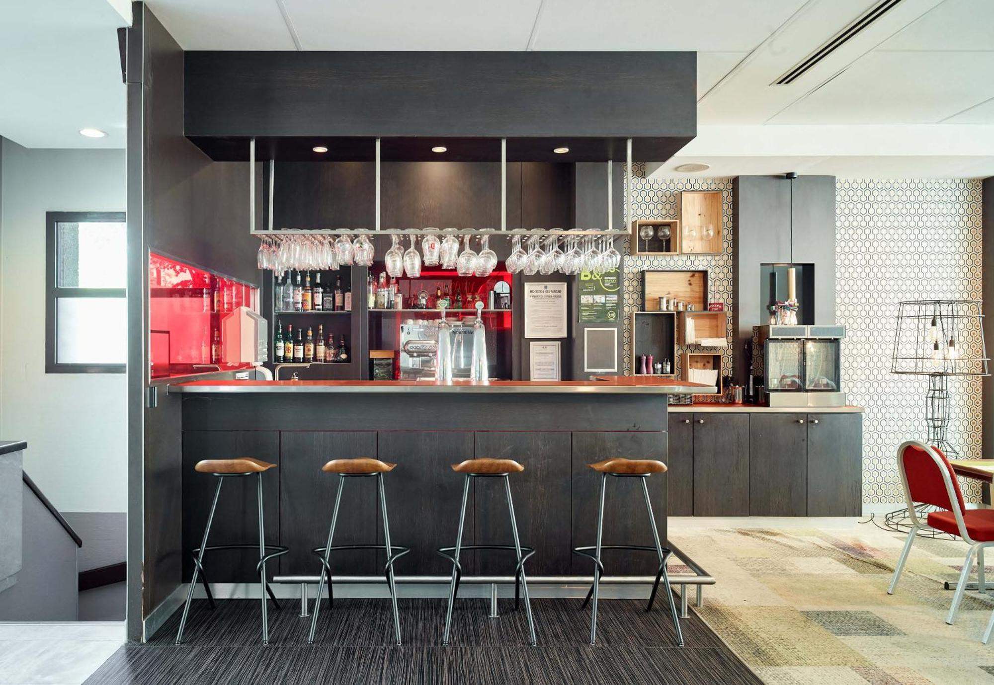 B&B Hotel Saint-Quentin-En-Yvelines Centre Gare 4 Etoiles Монтіньї-ле-Бретонне Екстер'єр фото
