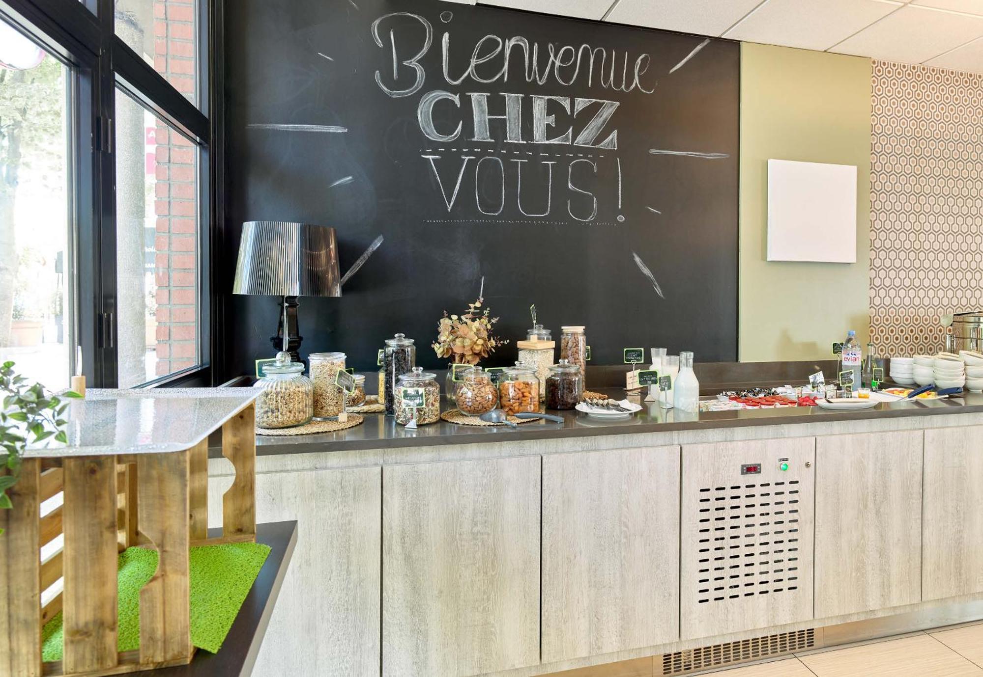 B&B Hotel Saint-Quentin-En-Yvelines Centre Gare 4 Etoiles Монтіньї-ле-Бретонне Екстер'єр фото