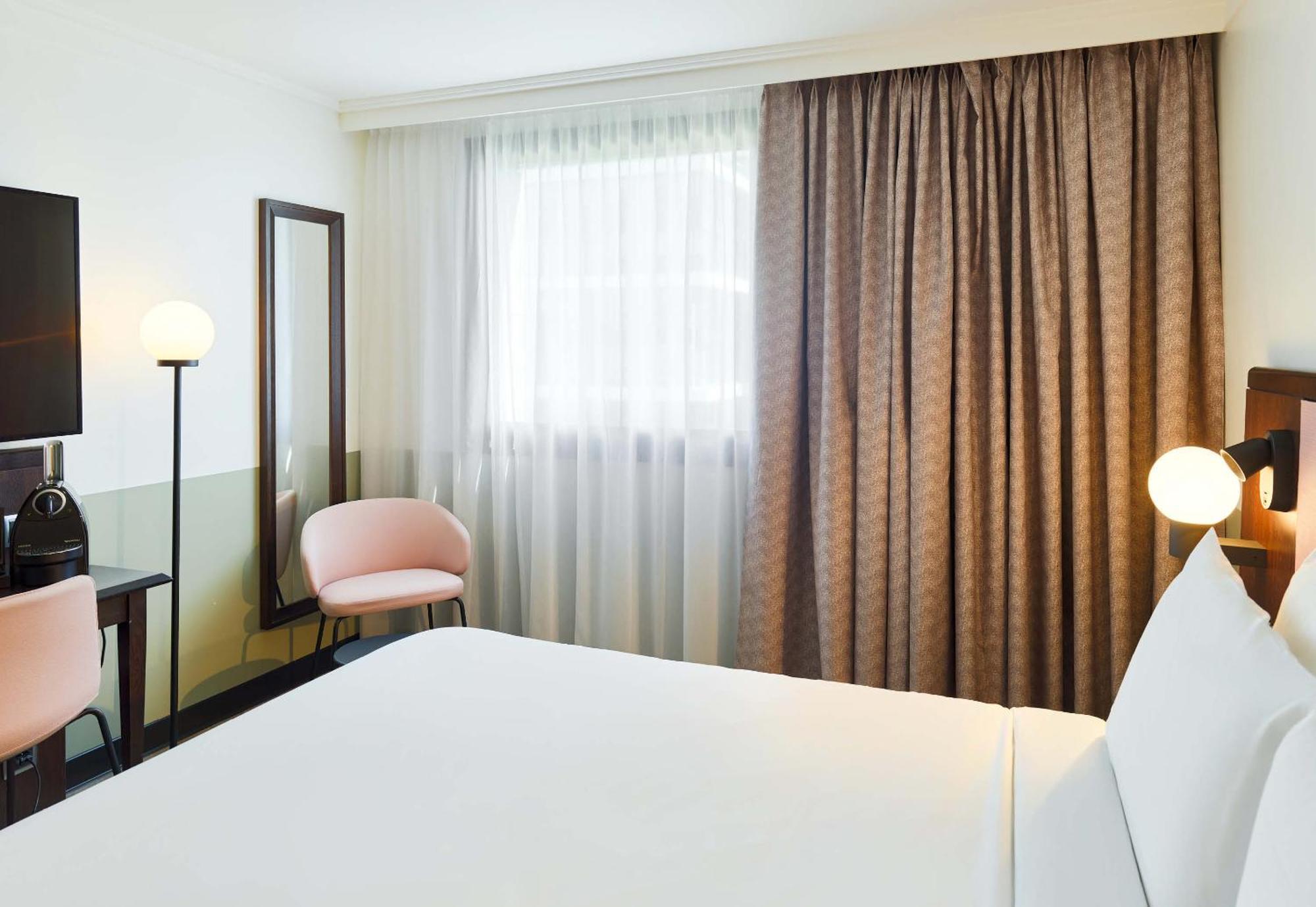 B&B Hotel Saint-Quentin-En-Yvelines Centre Gare 4 Etoiles Монтіньї-ле-Бретонне Екстер'єр фото